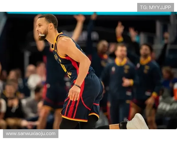 库里赞扬队友表现出色强调团队合作的重要性与团结精神